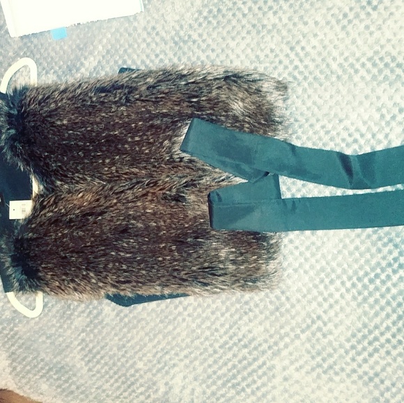 Ann Taylor fur vest M/L never worn with tags - Picture 4 of 6